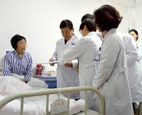 张克俭教授询问病人病情